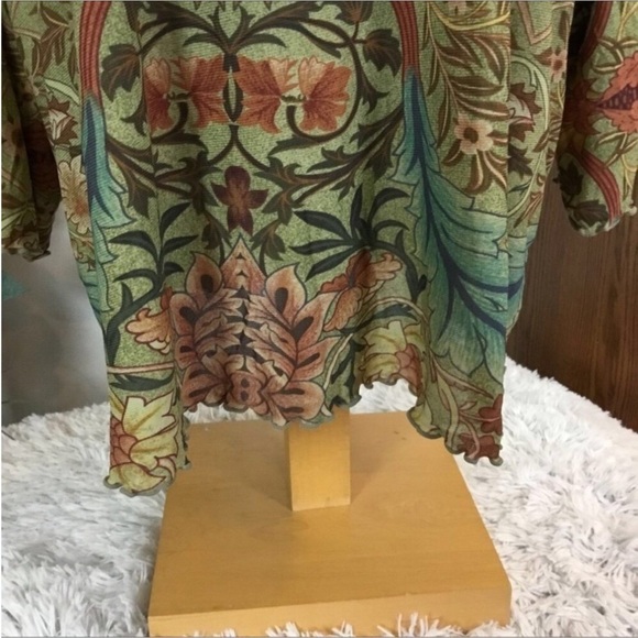 AVENUE blouse Woman’s size 30/32 lettuce edge hem red green embellishment - Picture 12 of 16